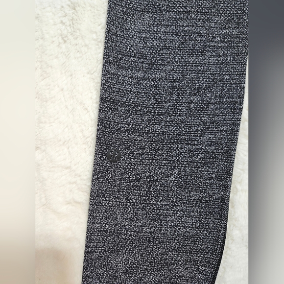Lululemon Still Mind Tight *28". Size 4. - Picture 15 of 15